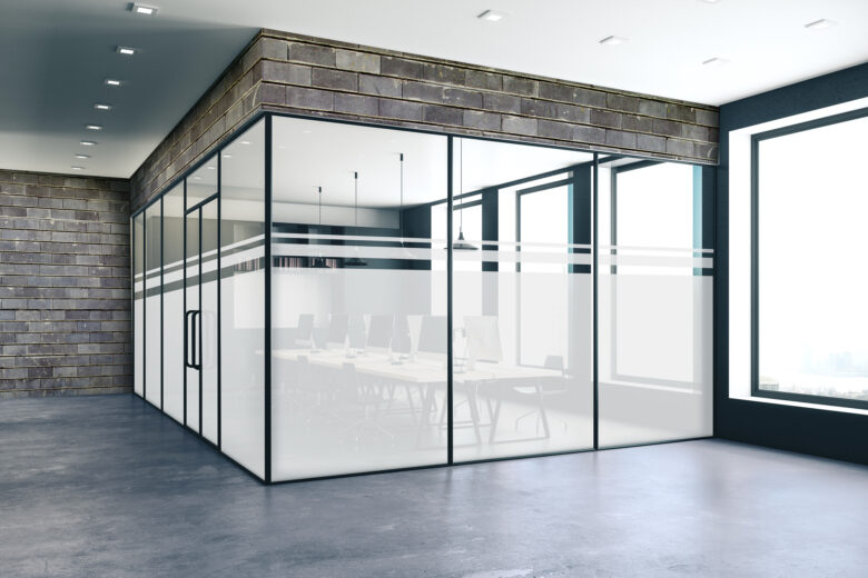 Transparente Glasfolierung mit weißen Streifen in einem modernen Büro in München.