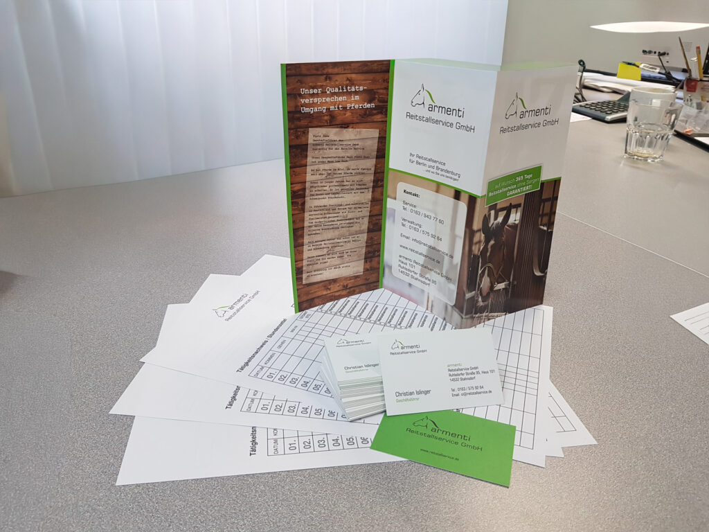 Verschiedene Geschäftsausstattung und Messeausstattung auf einem Tisch.