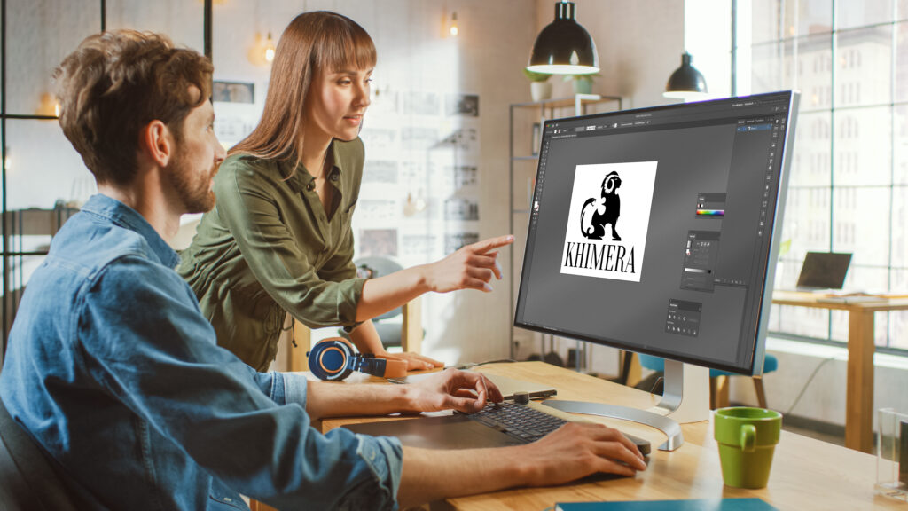 Zwei Personen arbeiten an einem Grafik on Demand Projekt auf einem Computerbildschirm mit einem Logo.