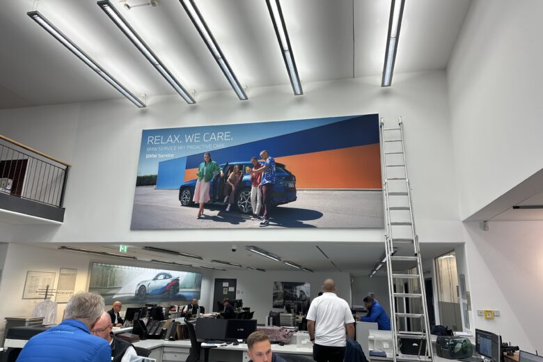 BMW Textil Spannrahmen mit Werbebild in einem Verkaufsraum.