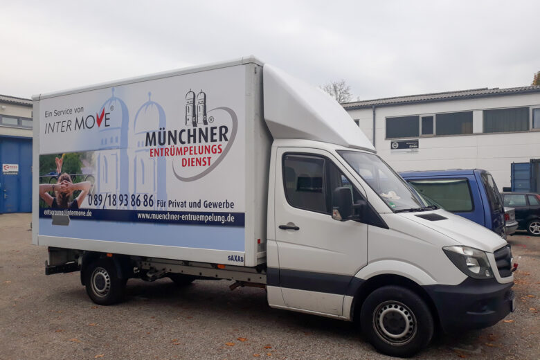 Weißer Transporter des Münchner Entrümpelungsdienst mit Werbung auf der Seite.