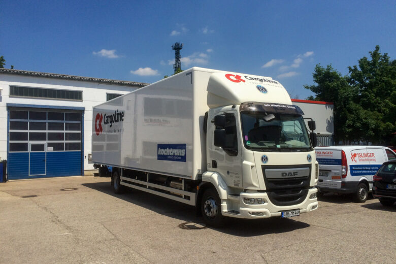 Ein DAF Lkw mit CargoLine Branding steht auf einem Parkplatz vor einem Gebäude.