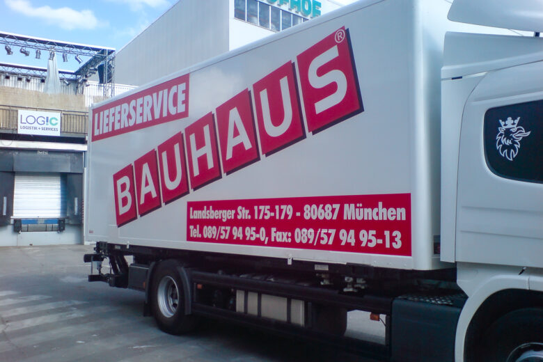 Lieferwagen mit BAUHAUS-Logo und Kontaktdaten in München.