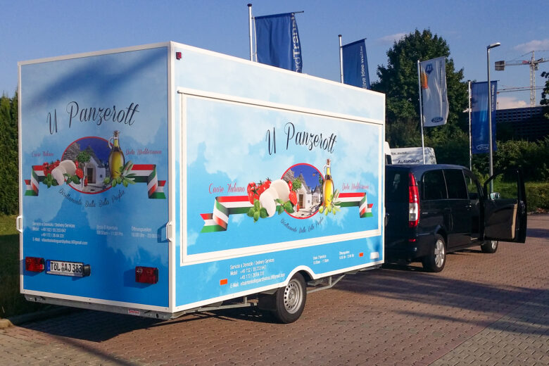 Markt-Anhänger mit italienischem Motiv, der in einem blauen Design gestaltet ist.