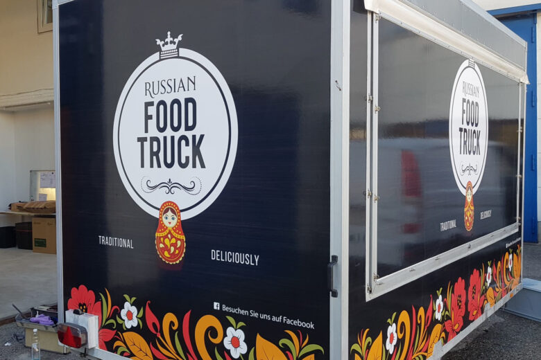 Russischer Foodtruck mit traditionellem Design und bunten floralen Mustern auf der Rückseite.