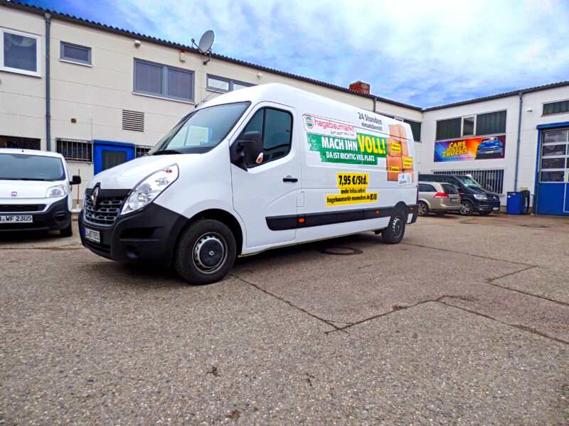 Weißer Transporter mit Werbung für eine Umzugsfirma auf der Seite.