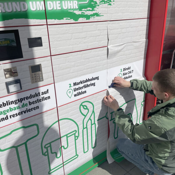 Hagebaumarkt Abholbox mit Folierung, die von einer Person bearbeitet wird.