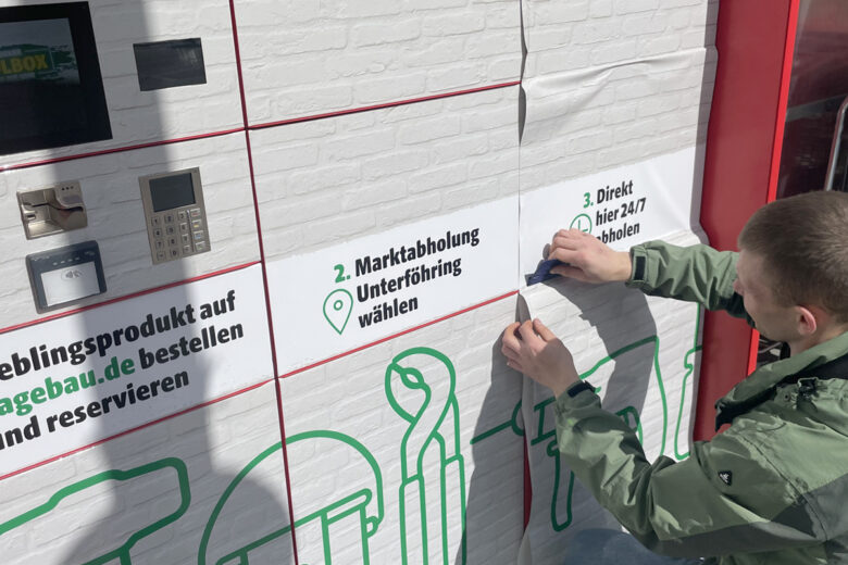 Hagebaumarkt Abholbox mit Folierung, die von einer Person bearbeitet wird.