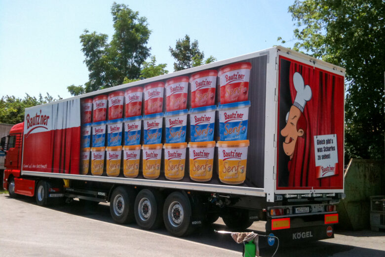 LKW mit einer großen Werbung für Bautzner Senf, die verschiedene Senfgläser zeigt.