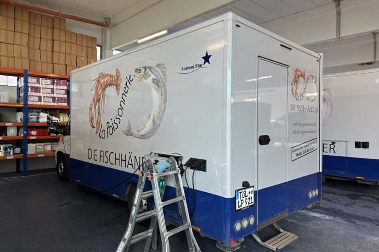 Fahrzeug von La Poissonnerie mit einem Design, das Meeresfrüchte darstellt, in einem Innenraum.