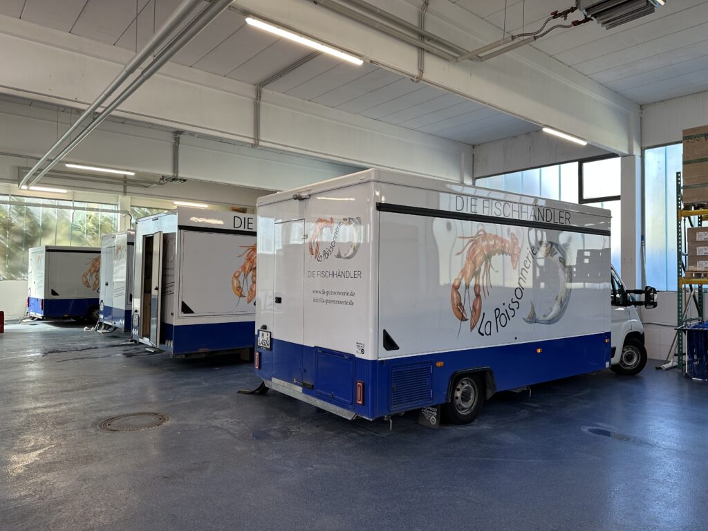 Fischtransporter mit der Aufschrift 'La Poissonnerie' in einem Innenraum.