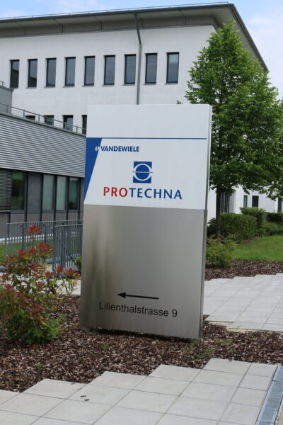 Firmenschild von PROTECHNA mit dem Logo und der Adresse Lilienthalstraße 9.