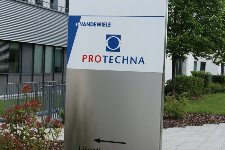 Firmenschild von PROTECHNA mit dem Logo und der Adresse Lilienthalstraße 9.