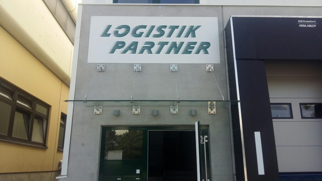 Eingang zu einem Gebäude mit dem Schriftzug 'Logistik Partner' über der Tür.