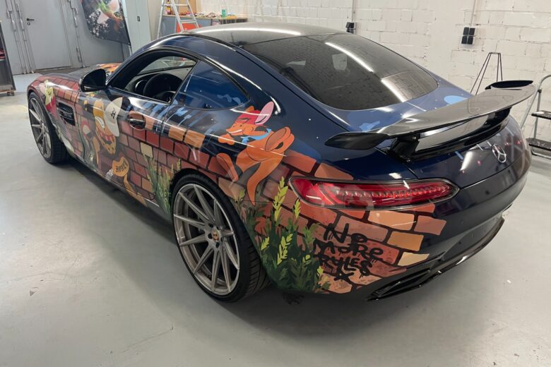 Mercedes-AMG mit einer bunten Comic-Folierung, die verschiedene Grafiken zeigt.