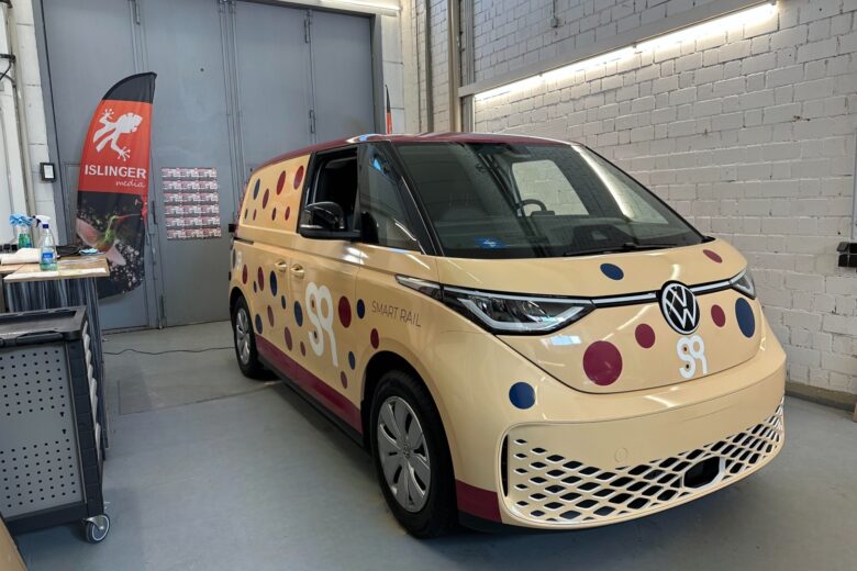 Volkswagen ID. Buzz mit einem bunten Smart Rail Design in einem Innenraum.