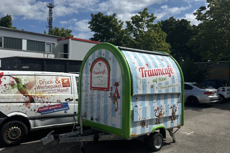 Verkaufsanhänger des Traumcafe auf Achse mit buntem Design und Schriftzug.