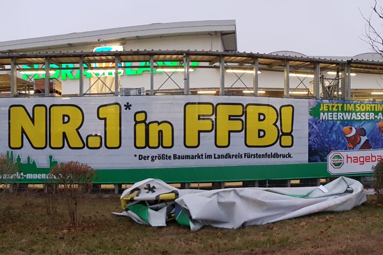 Große Werbeplane von Hagebaumarkt mit dem Slogan 'Die NR.1 in FFB'.