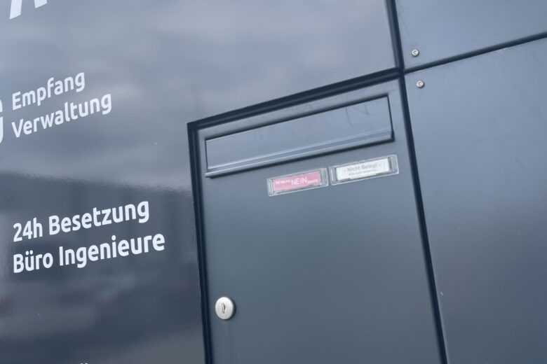 Empfangsbereich von ATTESTEO mit einer Tür und verschiedenen Beschilderungen für Verwaltung und Ingenieure.