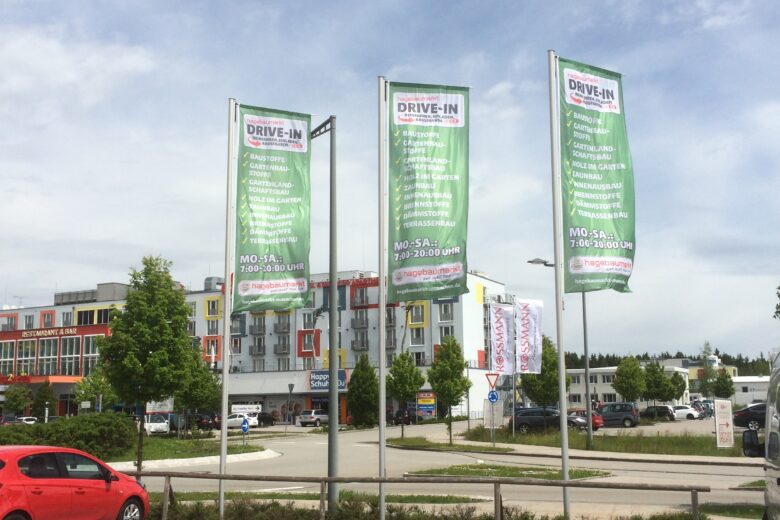 Drei große Werbebanner mit Informationen zum Drive-In auf einer Freifläche.