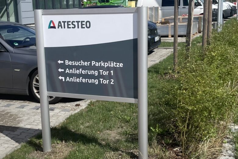 Beschilderung von ATESTEO mit Informationen zu Besucherparkplätzen und Anlieferung.
