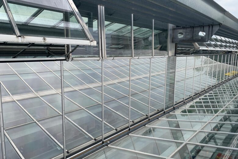 Glasdach mit einem Metallrahmen, das eine moderne Architektur zeigt.