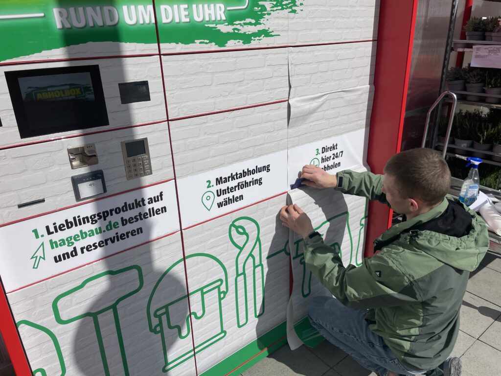 Ein Mitarbeiter, der an einem automatisierten Verkaufsautomaten arbeitet, um Produkte zu bestellen und zu reservieren.