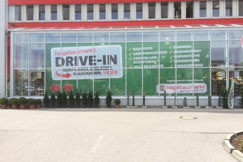 Großes Werbebanner des Hagebaumarkts mit dem Schriftzug 'Drive-In' und verschiedenen Dienstleistungen.