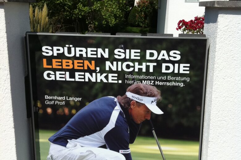 Bernhard Langer, ein Golfprofi, puttet auf einem Werbeschild für Arthrobonum.