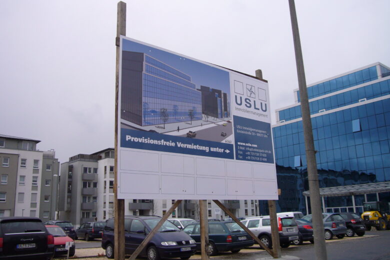 Anzeigetafel für das USLU Immobilienprojekt mit Informationen zur provisionsfreien Vermietung.