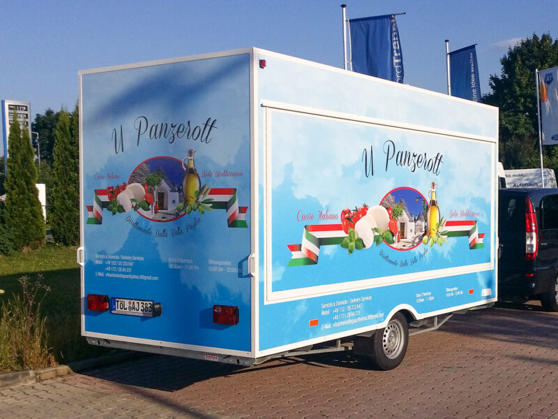 Blauer Verkaufsanhänger mit italienischem Design und Schriftzug 'Il Panzerotti'.