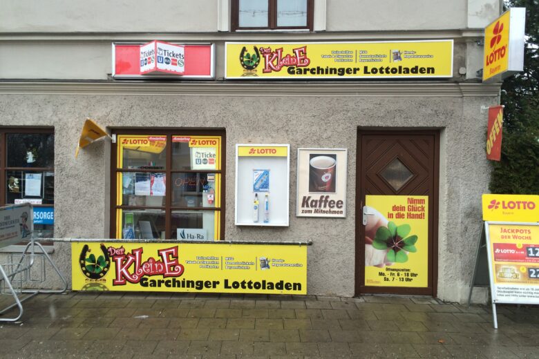 POS Marketing Schaufenster des Garlinger Lottoladens mit Lotto- und Kaffeeangeboten.