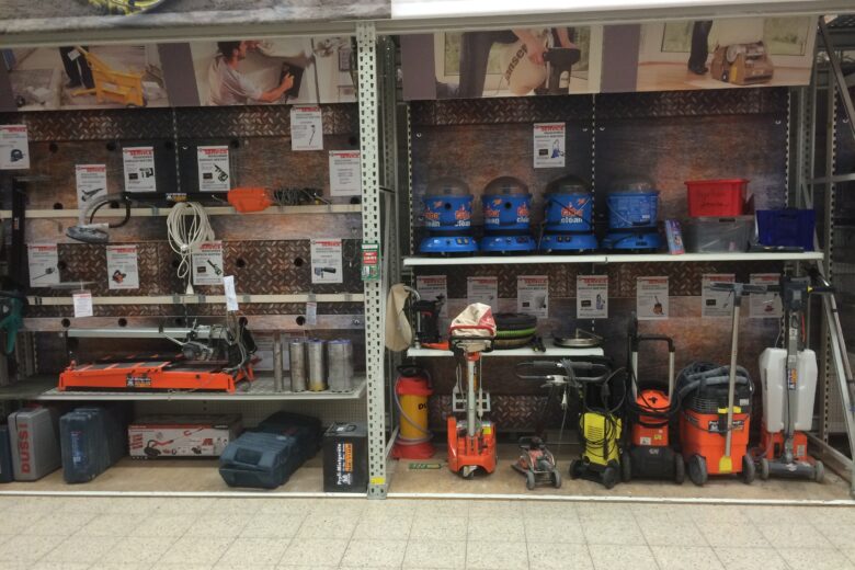 Regal mit verschiedenen Baugeräten, Werkzeugen und Zubehör für Bau- und Gartenarbeiten.