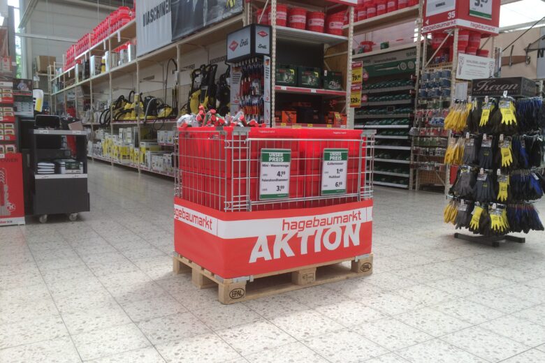 Aktionstisch im Hagebaumarkt mit verschiedenen Produkten auf einem Holzpalett.