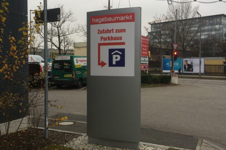Schild von hagebaumarkt mit Hinweis zur Zufahrt zum Parkhaus.