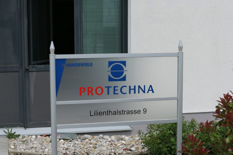 Firmenschild von PROTECHNA an einem Gebäude an der Lilienthalstraße 9.