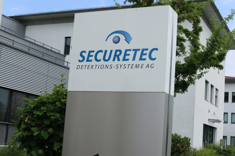 Firmenschild von SECURETEC Detektions-Systeme AG mit Richtungshinweis zur Lilienthalstraße 7.