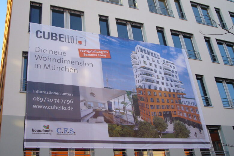 CUBELLO Werbebanner mit Informationen zur neuen Wohndimension in München und Kontaktinformationen.