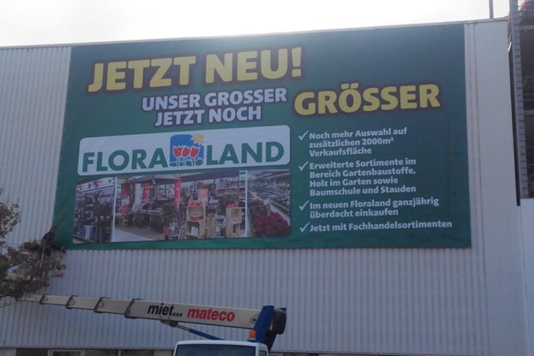 Großes Werbebanner von Floraland, das neue Sortimente und Angebote anzeigt.