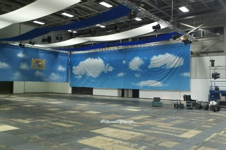 Himmelshintergrund mit Wolken, auf einem großen Banner in einer Veranstaltungshalle montiert.